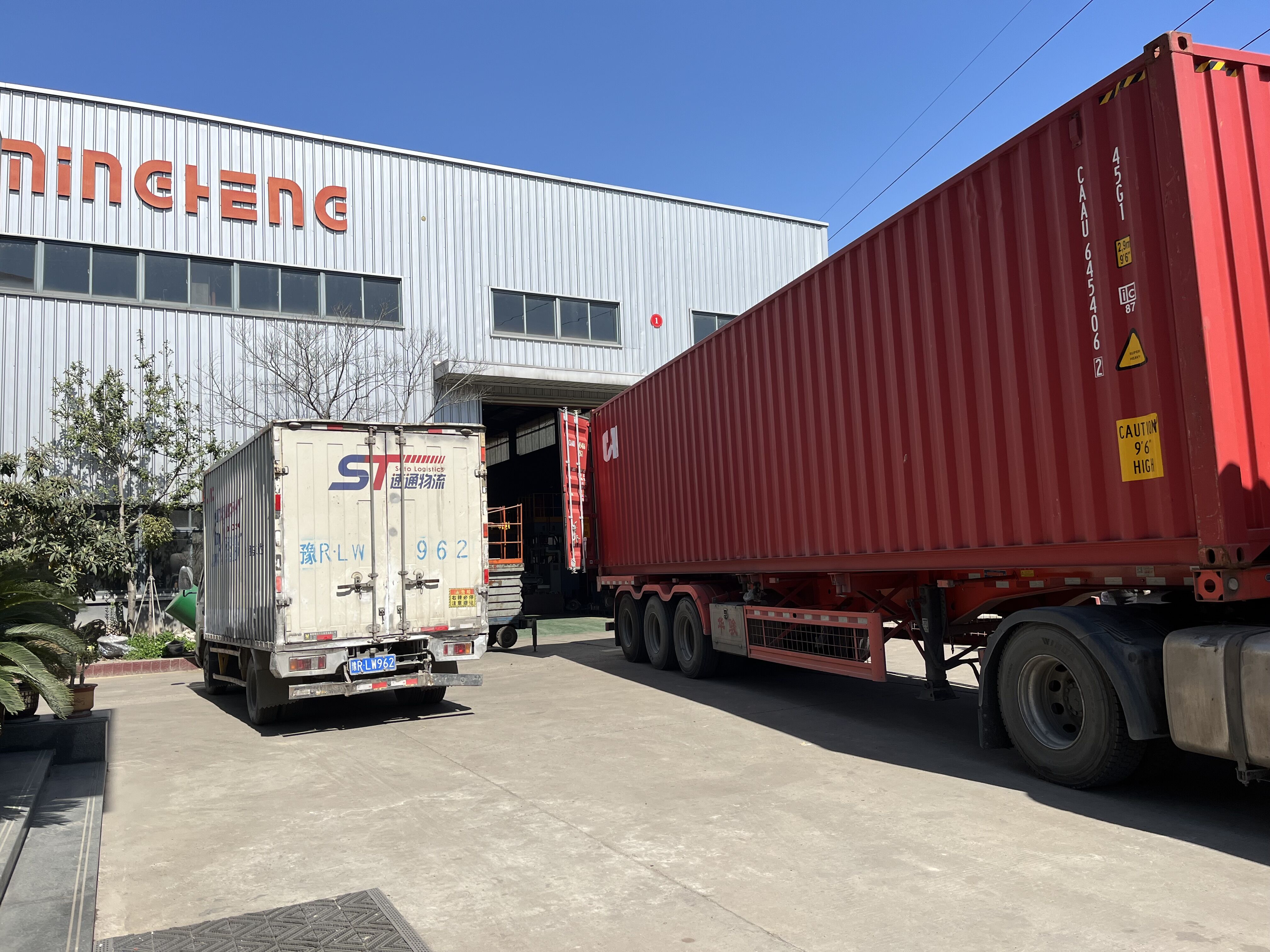 Die nach Europa verschiffte Bogenanfasmaschine vervollständigt die Containerverladung in der Mingheng-Fabrik